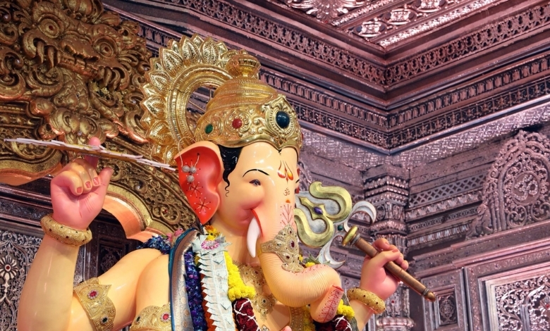 લાલબાગચા રાજાના દર્શને આ કોણ પહોંચ્યું? તમે જ જોઈ લો...