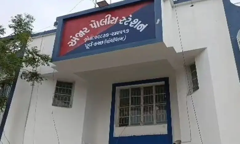 અંજાર PGVCL કચેરીમાં દાદાગીરી: મહિલા કર્મીના પતિ સહિત 7 શખ્સોનો નાયબ ઈજનેર પર જીવલેણ હુમલો
