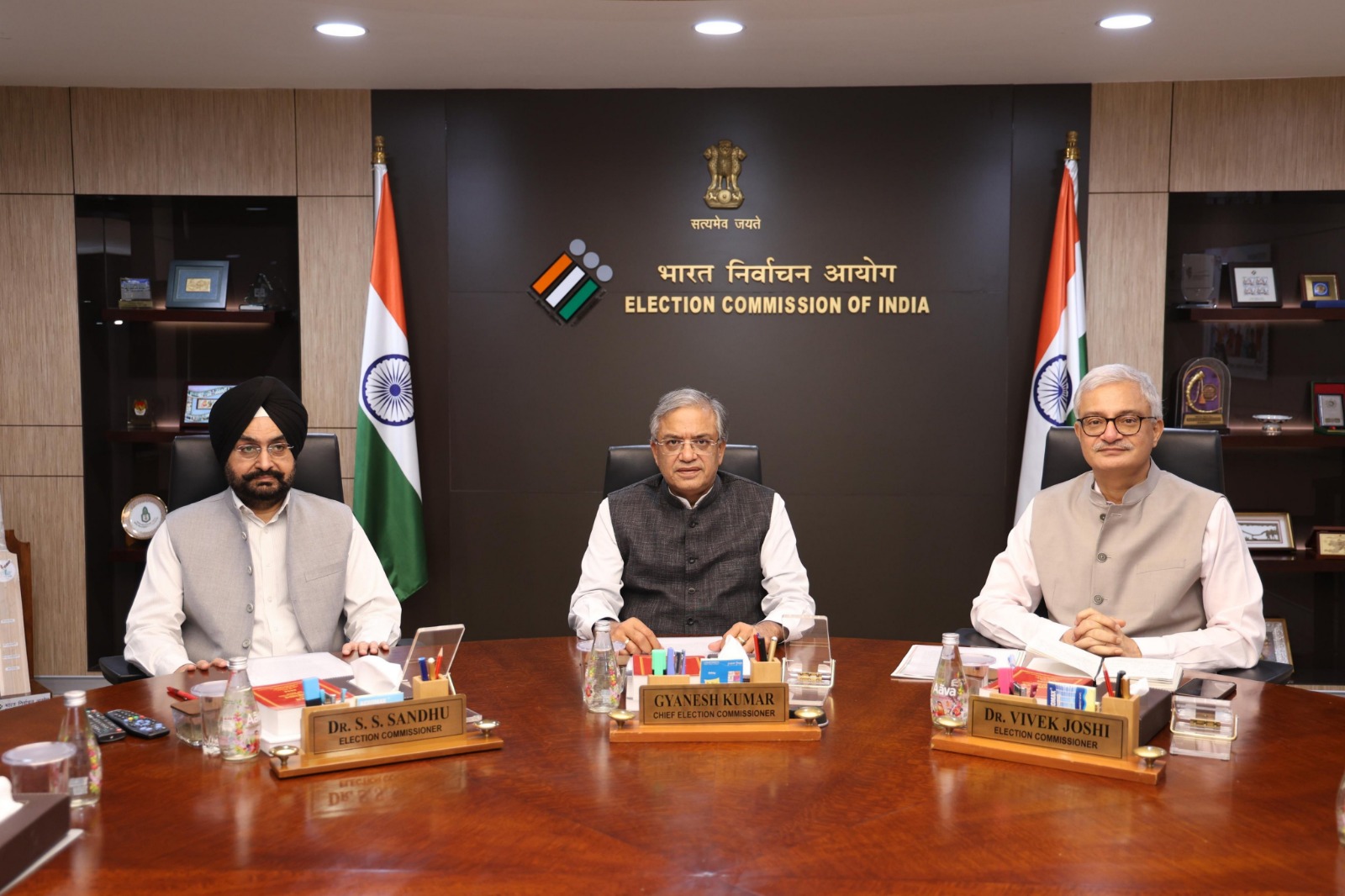 શું ચૂંટણી પંચમાં આંતરિક વિવાદ થાળે પડી ગયો ? CEC જ્ઞાનેશ કુમારે બંને કમિશનરો સાથે ચા પીધી....