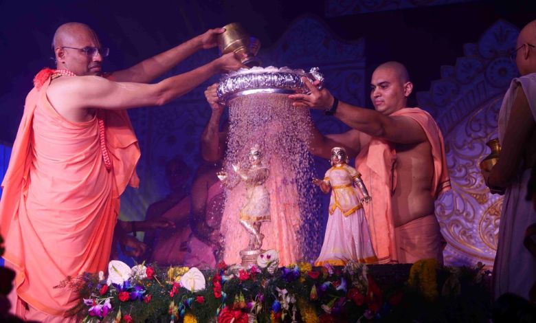અમદાવાદના હરેકૃષ્ણ મંદિર, ભાડજ ખાતે ભવ્ય ઉત્સાહ અને ભક્તિભાવ સાથે જન્માષ્ટમીની ઉજવણી થઈ