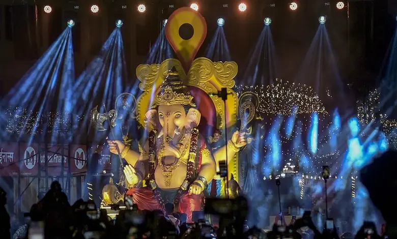 કુર્લા  માં ગણેશ મૂર્તિમાં ભંગાણ: બે જખ્મી
