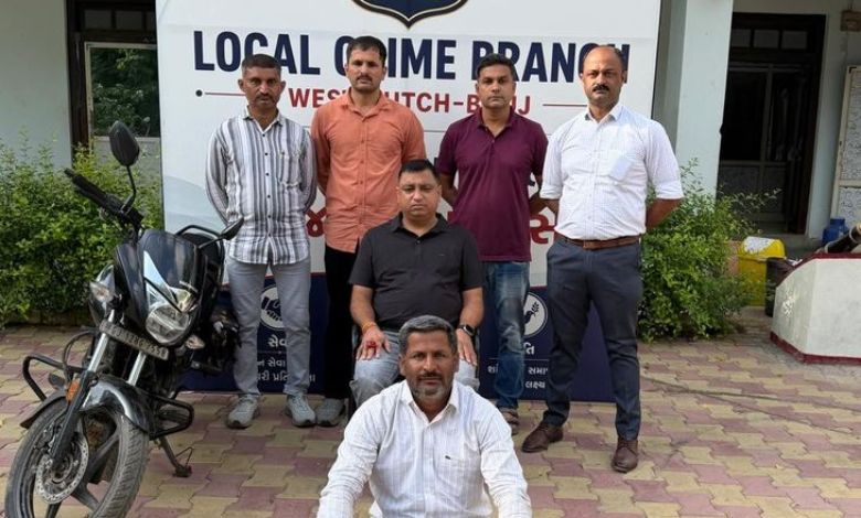 LCBનું 'ઓપરેશન ખોજ': ખેડૂતનો વેશ ધારણ કરી 200 મીટર પેટે સરકી પોલીસે 46 ગુનામાં વોન્ટેડ બૂટલેગરને ઊંઘતો ઝડપ્યો