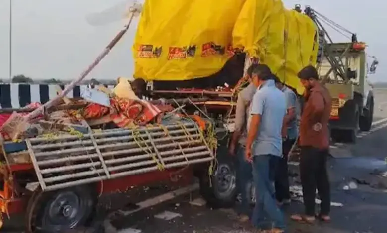 સમૃદ્ધિ હાઈ-વે પર ટ્રક સાથે પીકઅપ વાન ટકારાતા 7 શ્રદ્ધાળુનાં મોતઃ 21 ઇજાગ્રસ્ત, પાંચની હાલત ગંભીર