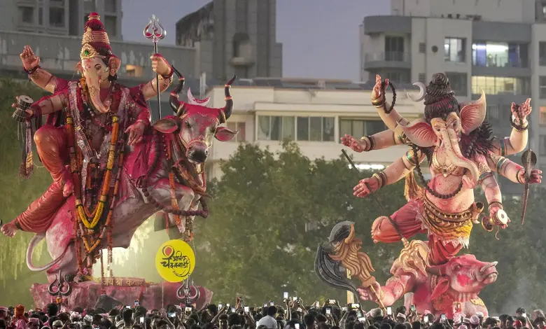 મુંબઈમાં ૩૦ કલાકથી પણ વધુ સમય ચાલ્યું ગણેશ વિસર્જન