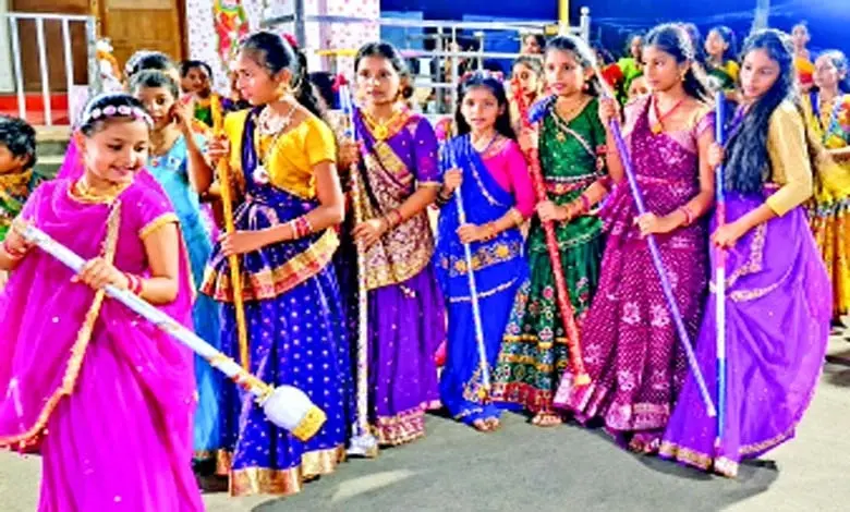 તસવીરની આરપારઃ નવલા નોરતાનું આગમન ને ટિપ્પણી નૃત્યની ઝાંખી