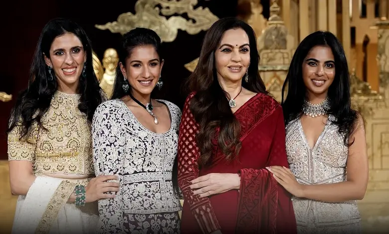 પાર્ટી હતી જાણીતા ફેશન ડિઝાઈનરની પણ ચર્ચા થઈ અંબાણી લેડિઝની, એવું તે શું કર્યું નીતા અંબાણી, શ્લોકા અને રાધિકાએ?