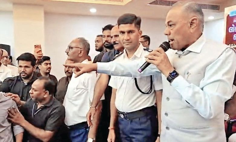 અમદાવાદના નિકોલમાં ભાજપની આબરૂના ધજાગરાઃ લોક દરબારમાં લોકોએ હોબાળો મચાવતા નેતાઓએ સ્ટેજ પરથી ઉતરવું પડ્યું