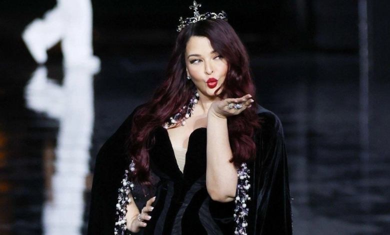 Aishwarya Rai Paris Fashion Week: ફેશન વીકમાં ઐશ્વર્યા રાયનો બ્લેક વેલ્વેટ લુક છવાયો! વીડિયો થયો વાઈરલ