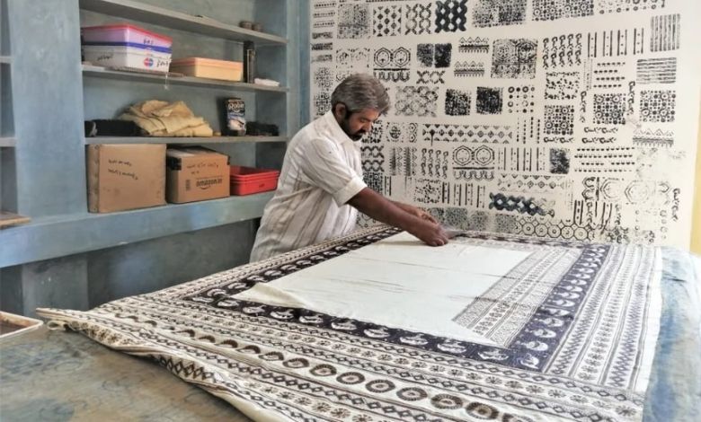 કચ્છની વિશ્વપ્રસિદ્ધ 'અજરખ' હસ્તકળાનો વાર્ષિક કારોબાર રૂ.૬૦ કરોડ પર પહોંચ્યો: જીઆઇ ટેગ અને બ્રાન્ડિંગથી નિકાસમાં મજબૂત ઉછાળો