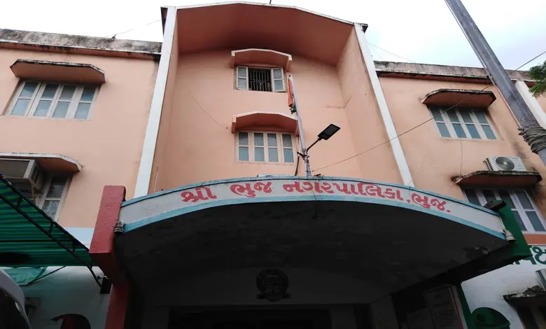 ભુજ નગરપાલિકા આગળ સામાજિક આગેવાનની આત્મવિલોપનની ધમકી,ફેરિયાઓ સામેની કાર્યવાહીનો વિરોધ