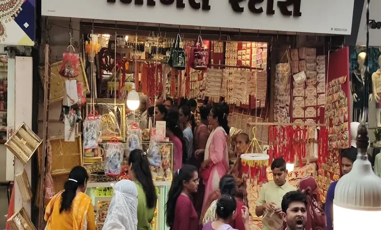 મંદીની ચર્ચા વચ્ચે ભાવનગરના તળાજામાં સોના-ચાંદીની રાખડીઓની ધૂમ: ચાંદીની રાખડીઓનું વેચાણ વધ્યું
