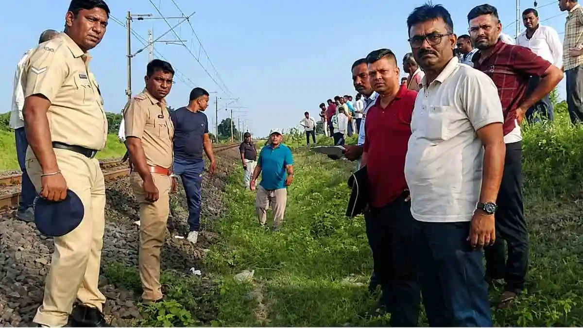 જળગાંવના અમલનેરમાં એક પરિવારના 4 સભ્યએ ટ્રેન નીચે ઝંપલાવી કરી આત્મહત્યા