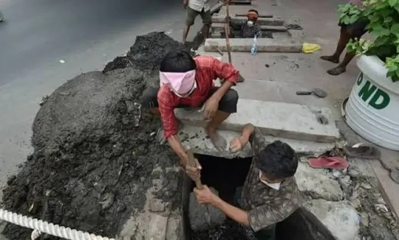 મુંબઈમાં ગટરના મેનહોલમાં બે મજૂરો પડ્યા; એકનું મોત, બીજો ગંભીર
