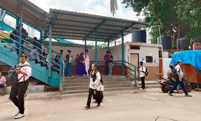 પ્રભાદેવી સ્ટેશન પર એન્ટ્રી ગેટ પહોળો થયો પણ સાંકડી સીડીઓ બની પ્રવાસીઓ માટે માથાનો દુખાવો