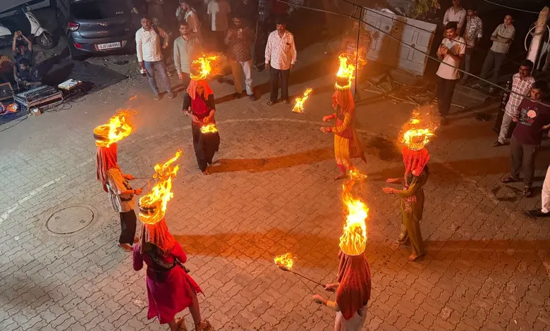 રાજકોટમાં 19 વર્ષથી ચાલી આવતી અનોખી પરંપરાઃ માથે સળગતી ઈંઢોણી અને હાથમાં મશાલ સાથે દીકરીઓનો રોમાંચક રાસ