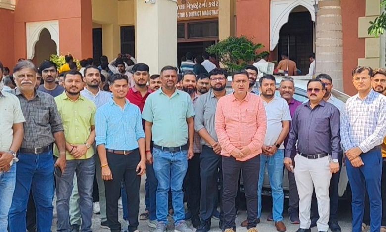 મહેસૂલી કર્મચારીઓની હડતાળ બીજા દિવસે પણ જારી, કલેક્ટર કચેરી સામે ધરણાં યથાવત....
