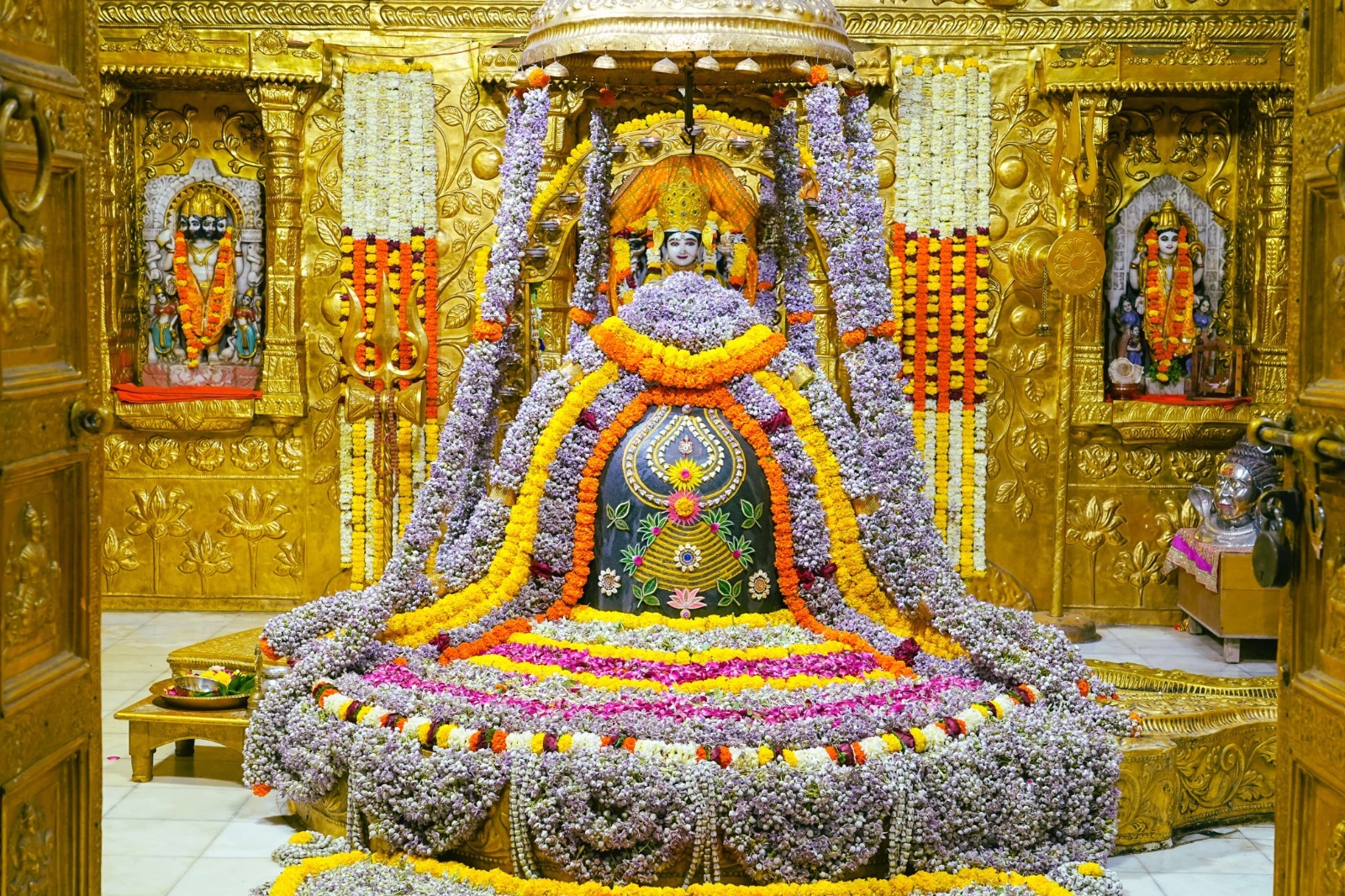 પવિત્ર શ્રાવણમાં 'અર્ક' પુષ્પથી સોમનાથ દાદાનો અદ્ભુત શ્રૃંગાર: જાણો શિવપુરાણમાં શું છે તેનું મહત્વ?