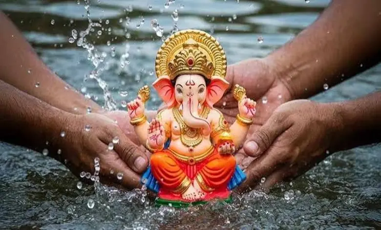 ગણેશ વિસર્જન શા માટે કરવામાં આવે છે? જાણો બાપ્પાને જળમાં પધરાવવા પાછળનું મહાભારત કનેક્શન અને સાયન્ટિફિક સિક્રેટ