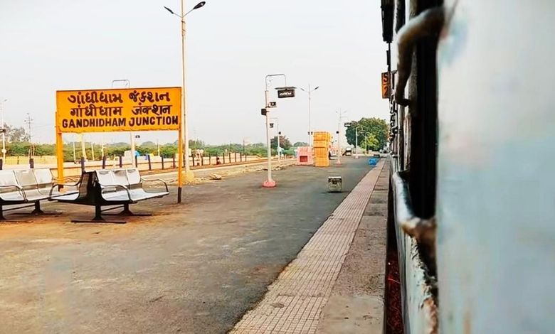 ગાંધીધામ રેલવે સ્ટેશન પરથી રૂ.૨૮ હજારના શરાબ સાથે બે વિદ્યાર્થીઓ પકડાયા