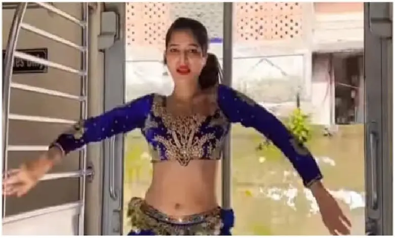 A woman belly dancing in a Mumbai local train