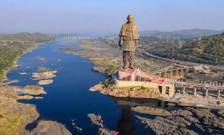 Image of the Statue of Unity with visitors during a public holiday