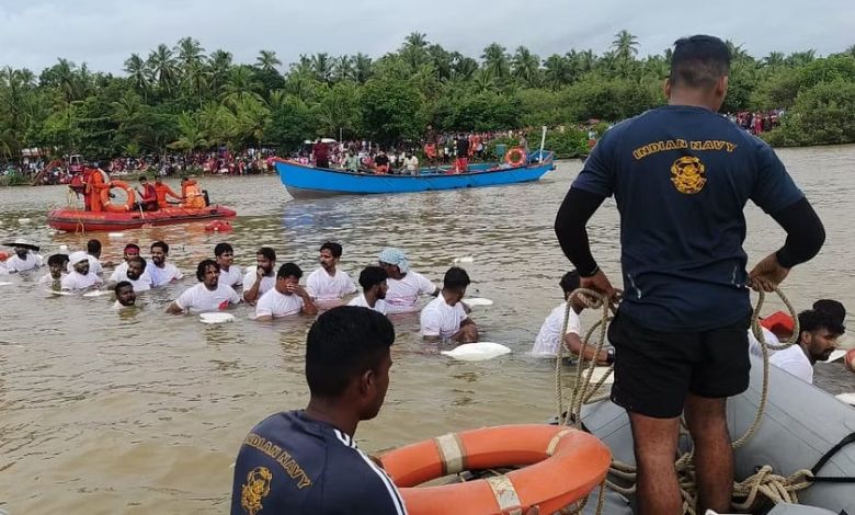 ndian Navy Divers Rescue 20 People After Boat Capsizes in Kerala