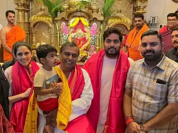 Ambani Family visits Siddhivinayak
