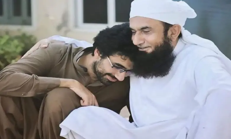 A picture of Asim Jamil and his father Maulana Tariq Jamil