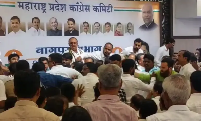 congress-party-workers-clash-in-nagpur-meeting