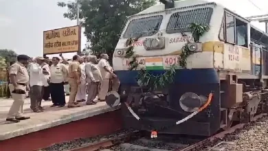 Somnath Bandra train halted at Maliya Hatina railway station