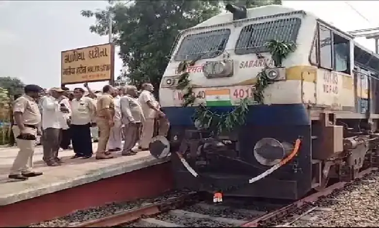 Somnath Bandra train halted at Maliya Hatina railway station