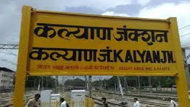 Three passengers injured while attempting to deboard running train at Kalyan station