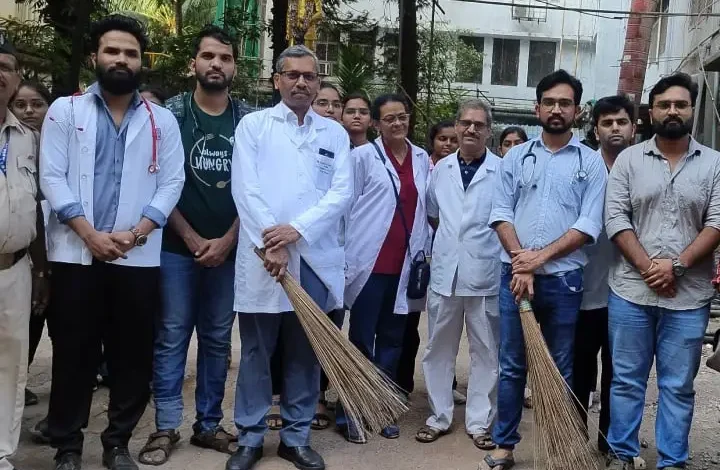 Maharashtra doctors protest against Shiv Sena MP Hemant Patil by cleaning toilets