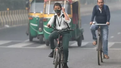 A Student in Noida going to school amid increasing air pollution