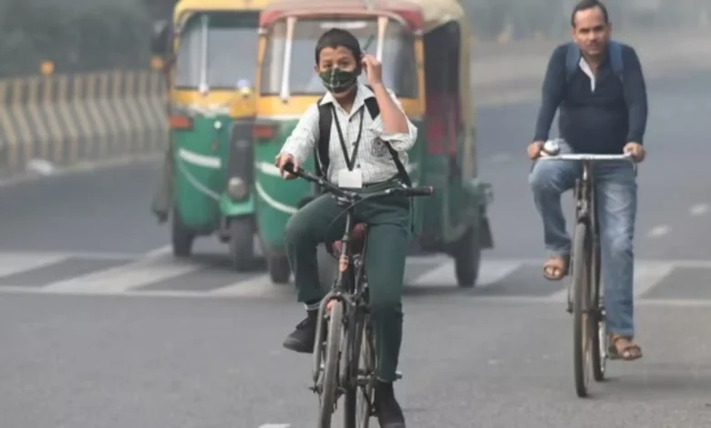 A Student in Noida going to school amid increasing air pollution