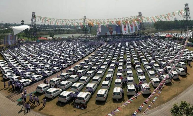 Employees of a company have received cars as Diwali gifts.