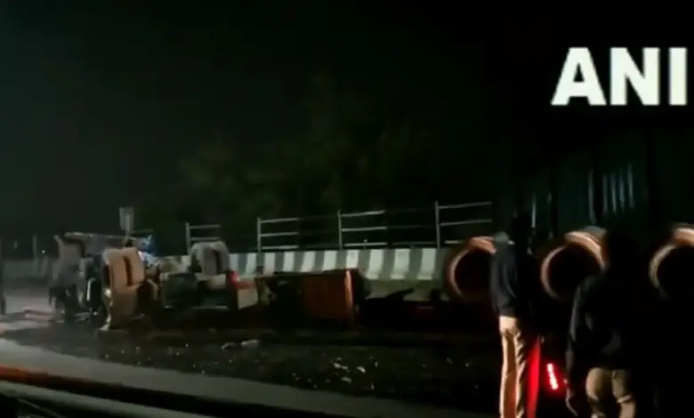 Maharashtra Accident: 2 Killed, 4 Injured After Speeding Container Truck Rams Into Multiple Vehicles Near Katraj On Pune-Bengaluru Highway; Visuals Surface