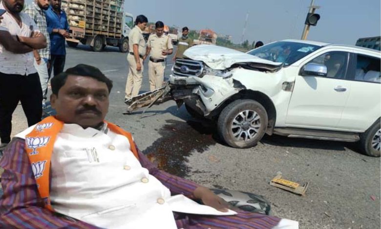 BJP MP's car meets with fatal accident near Gadchiroli: