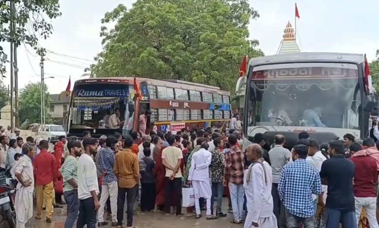 Gir Somnath youth helping elderly pilgrims