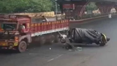 Children being thrown from a rickshaw as it collides with a truck in Mumbai