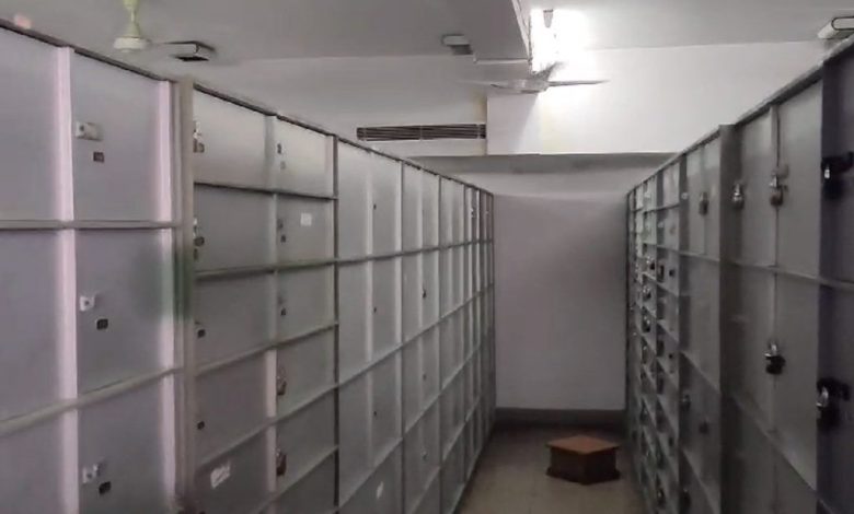 Jaipur police raiding a locker and seizing cash and gold