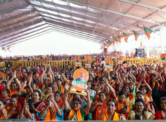 Election campaign workers in Madhya Pradesh and Chhattisgarh are making a last-ditch effort to win votes.