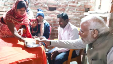 Who did PM Narendra Modi visit to drink tea during his visit to Ayodhya?