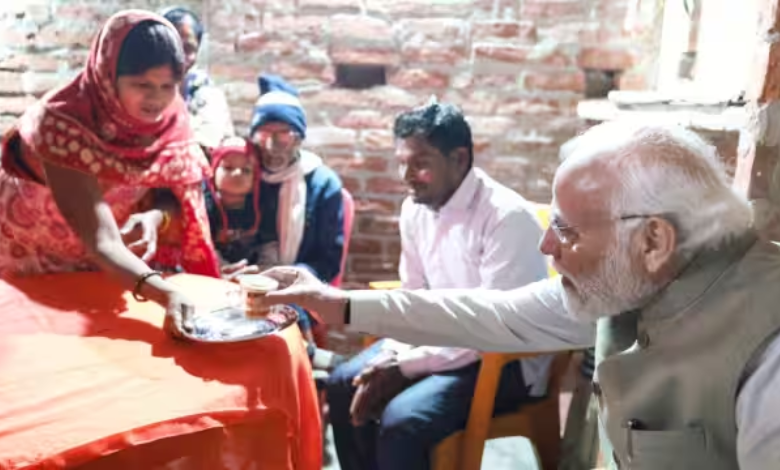 Who did PM Narendra Modi visit to drink tea during his visit to Ayodhya?