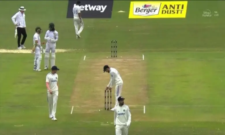 Virat Kohli flipping the bails during India vs South Africa Test