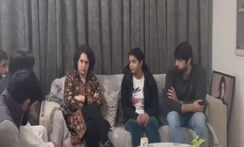 Priyanka Gandhi met Bajrang Punia and Sakshi Malik