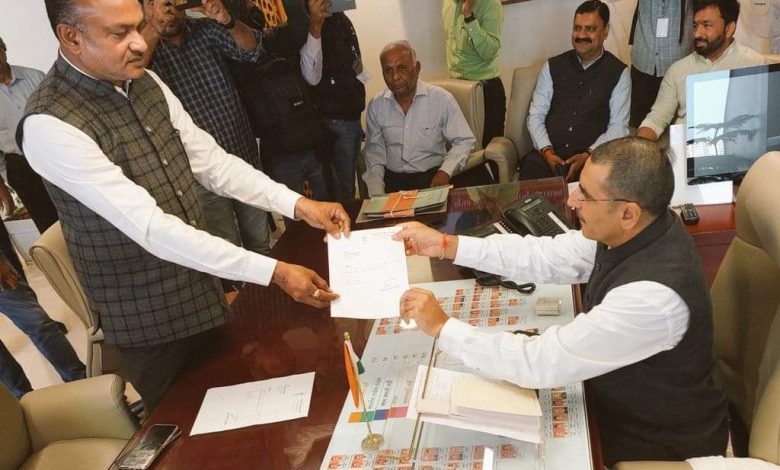 AAP MLA Bhupat Bhayani shaking hands with BJP leader after joining the party