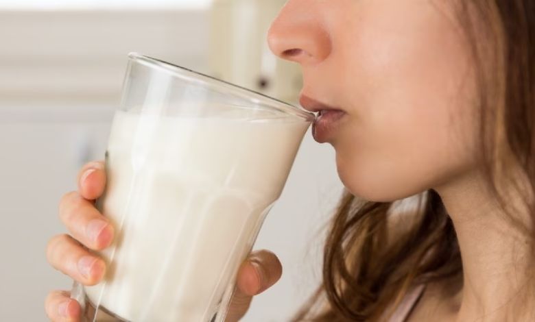 Drink a glass of warm milk every morning on an empty stomach before breakfast in winter,