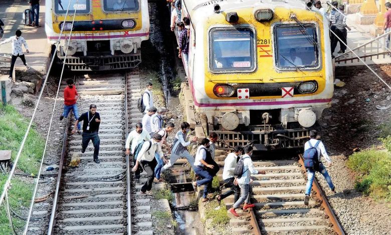 If you cross the track know the big news: So many thousand people died in Mumbai