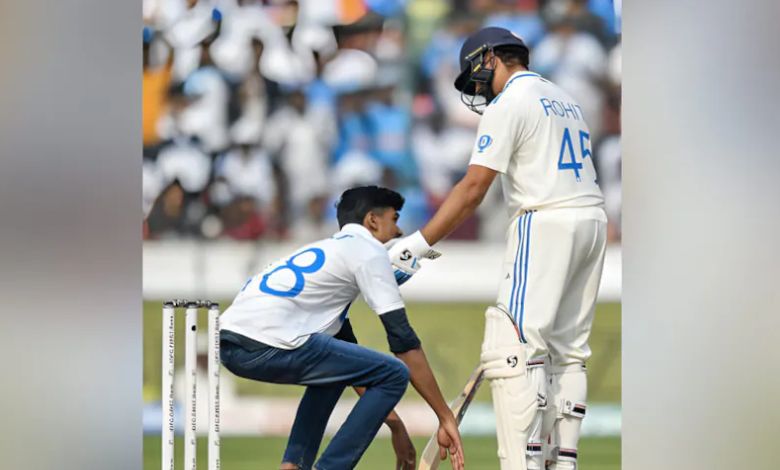 What happened that Virat reached Rohit Sharma in the ongoing match?